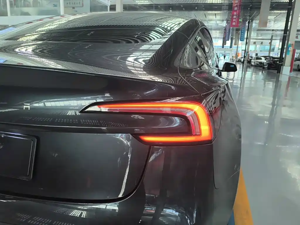 Tesla Model 3 — миниатюра 8