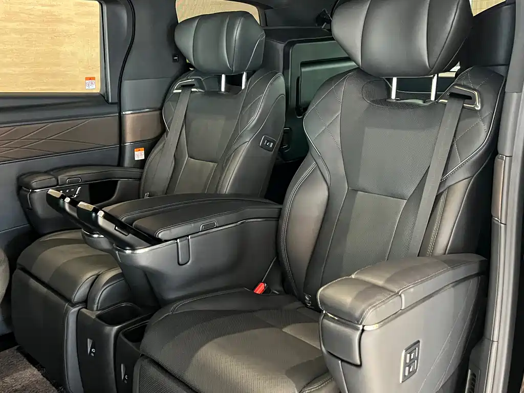 Toyota Alphard — миниатюра 15