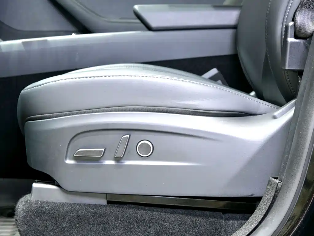 Tesla Model Y — миниатюра 17