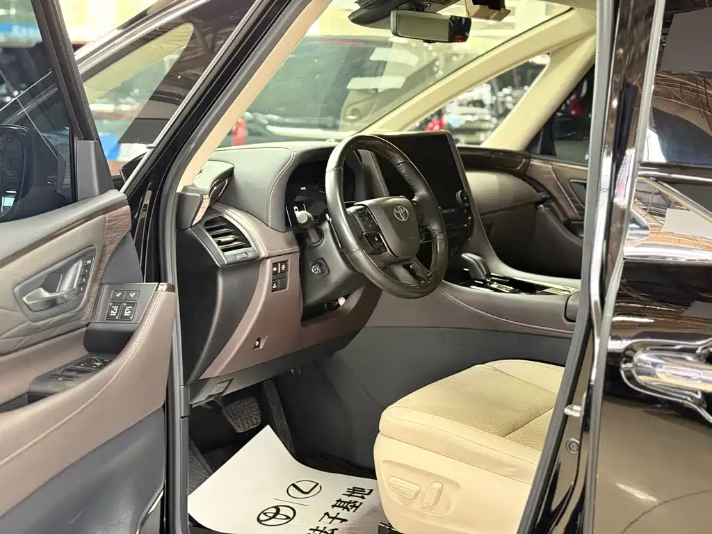 Toyota Alphard — миниатюра 6