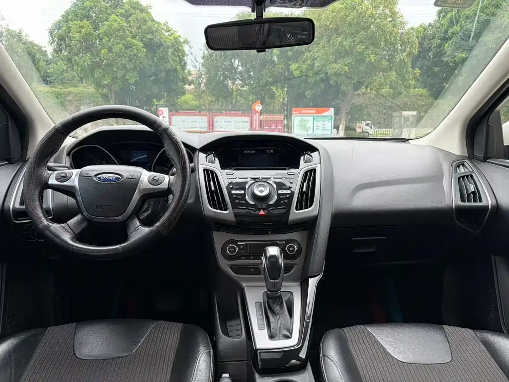 Ford Focus 2012 1.6L AT