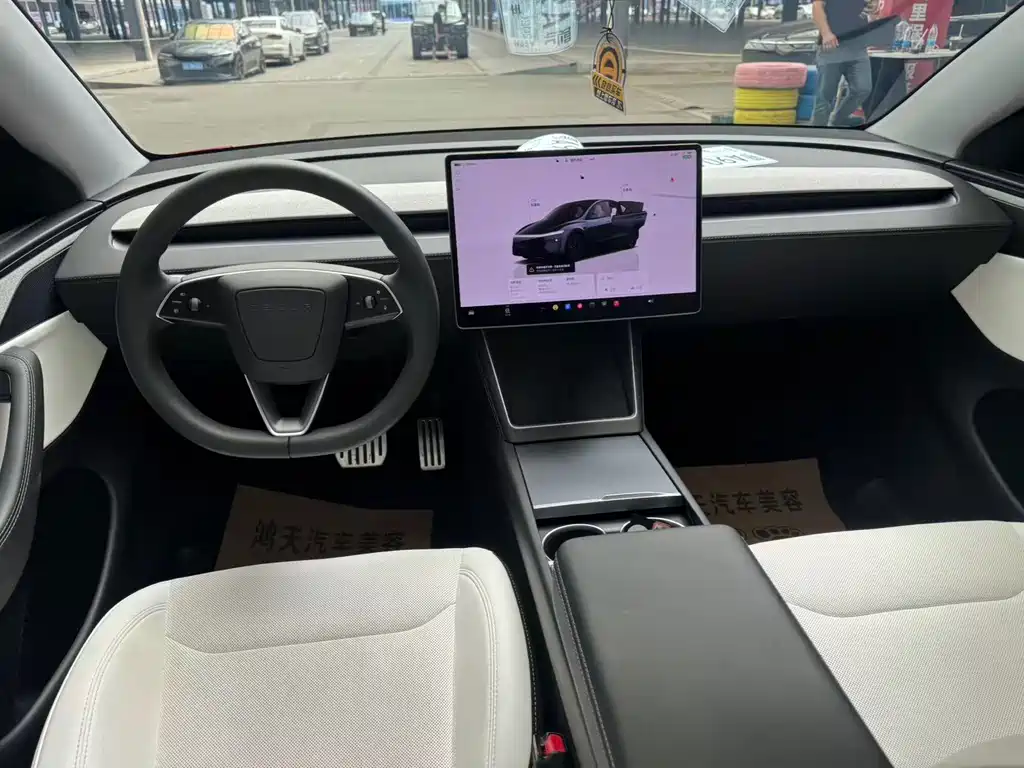 Tesla Model Y — миниатюра 6