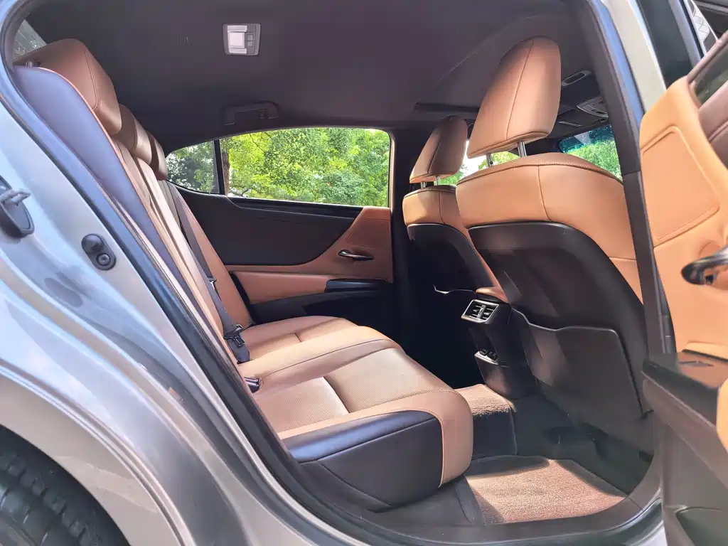 Lexus ES — миниатюра 11
