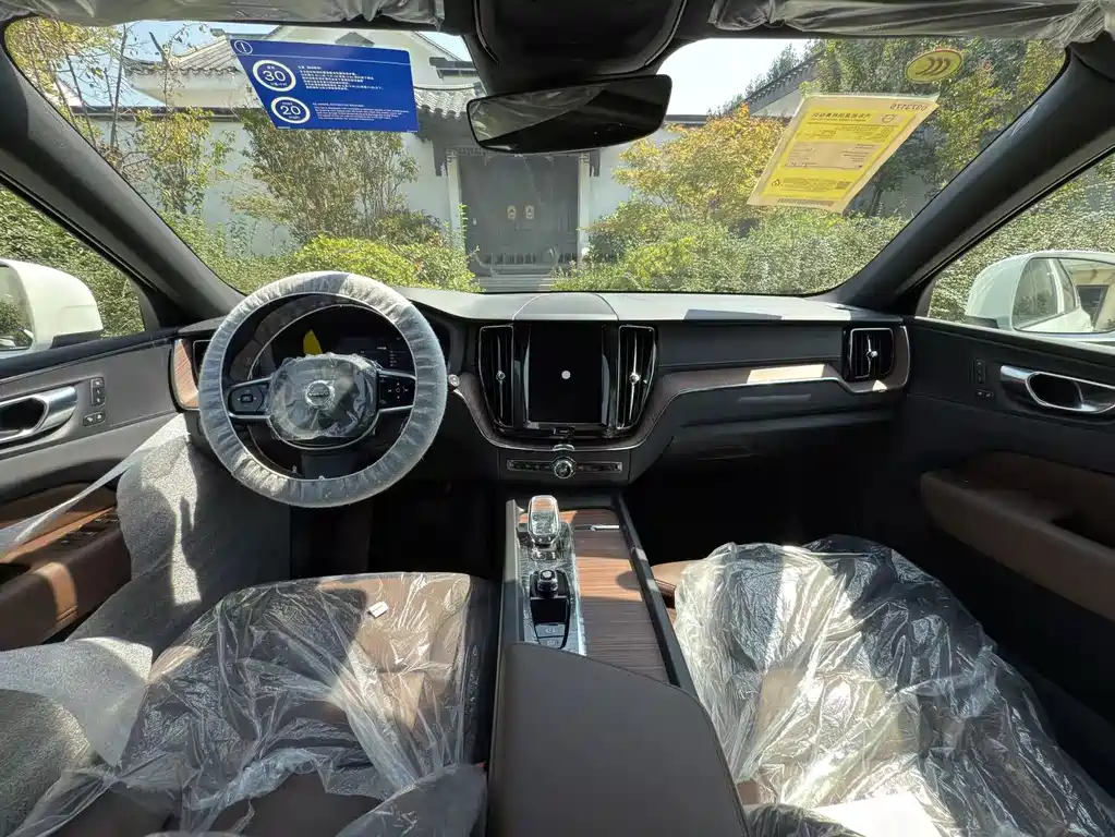 Volvo XC60 PHEV — миниатюра 10