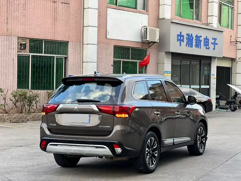 Mitsubishi Outlander — миниатюра 8