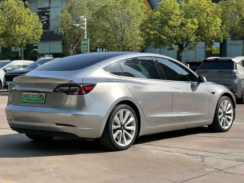 Tesla Model 3 — миниатюра 15