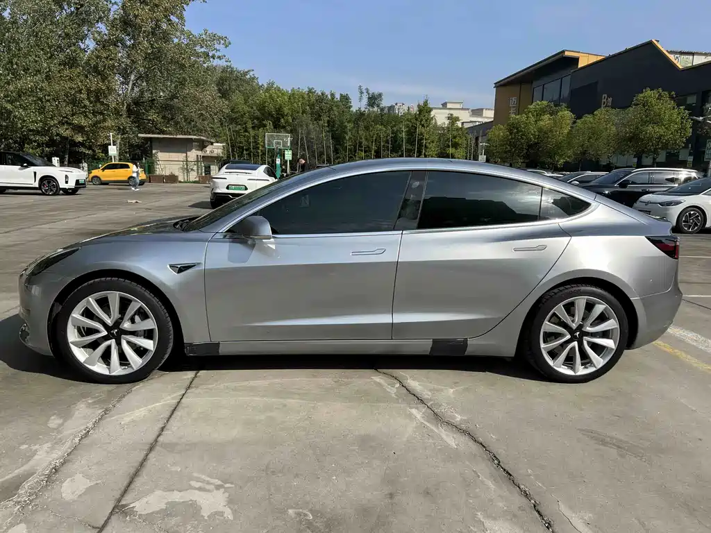 Tesla Model 3 — миниатюра 8