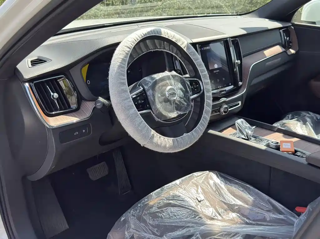 Volvo XC60 PHEV — миниатюра 12