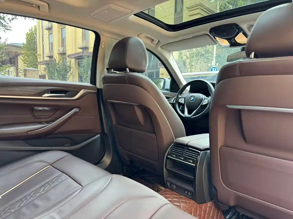BMW 5 Series — миниатюра 13
