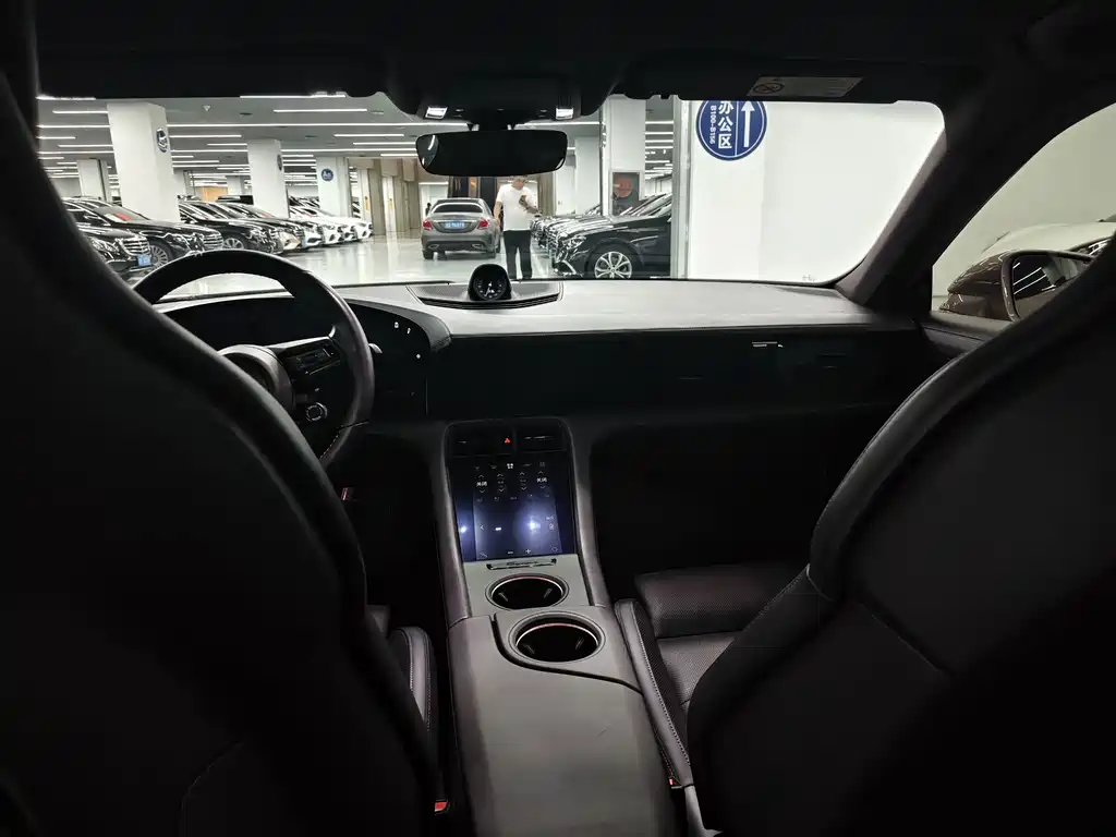 Porsche Taycan — миниатюра 7