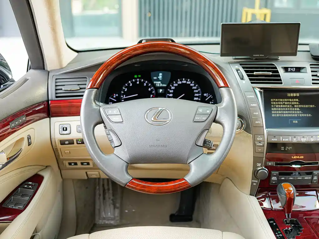 Lexus LS — миниатюра 25
