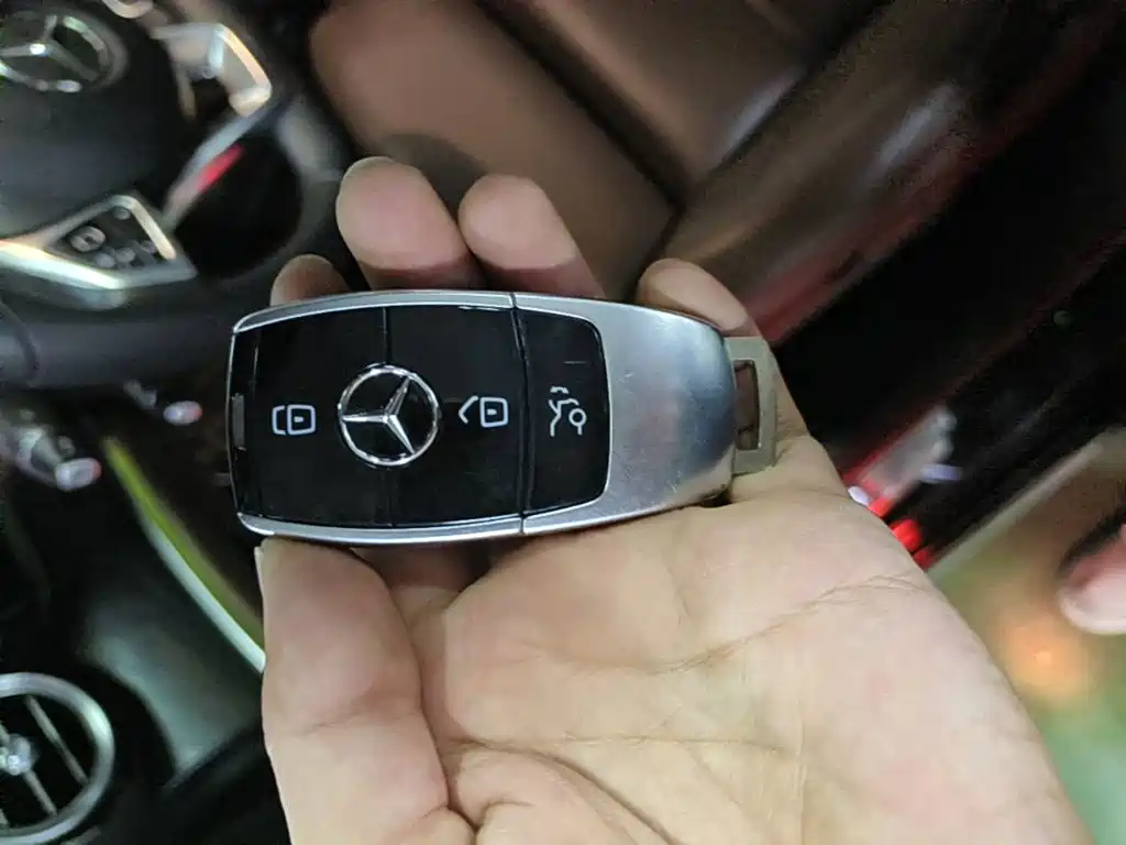 Mercedes-Benz E-Class — миниатюра 9