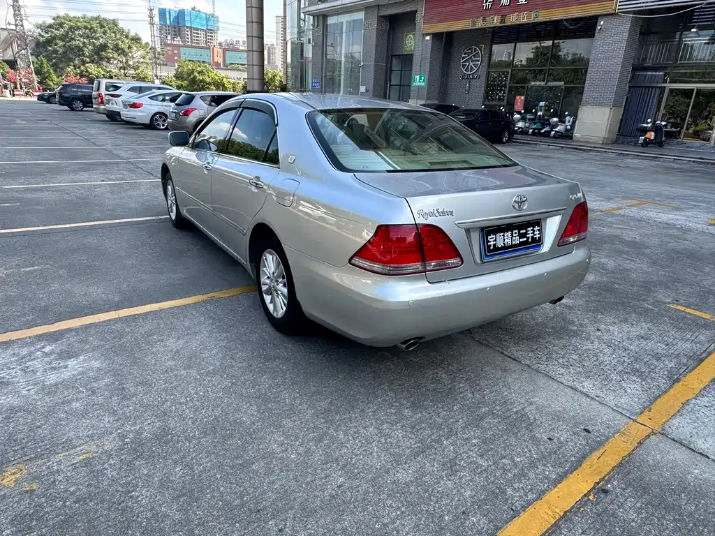 Toyota Crown — миниатюра 4
