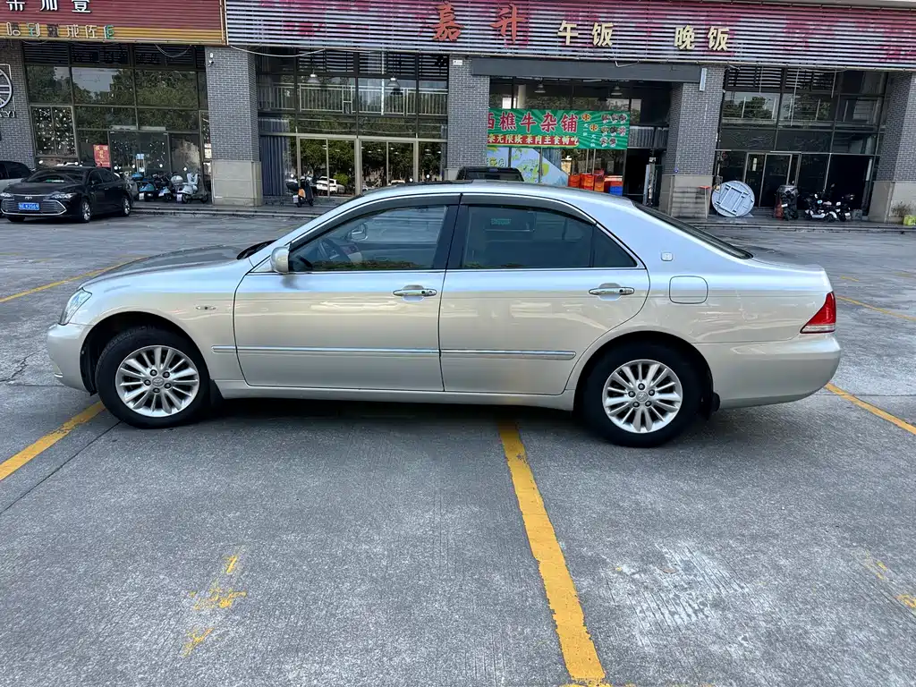 Toyota Crown — миниатюра 7