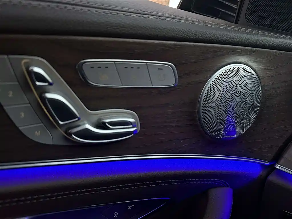Mercedes-Benz E-Class — миниатюра 11