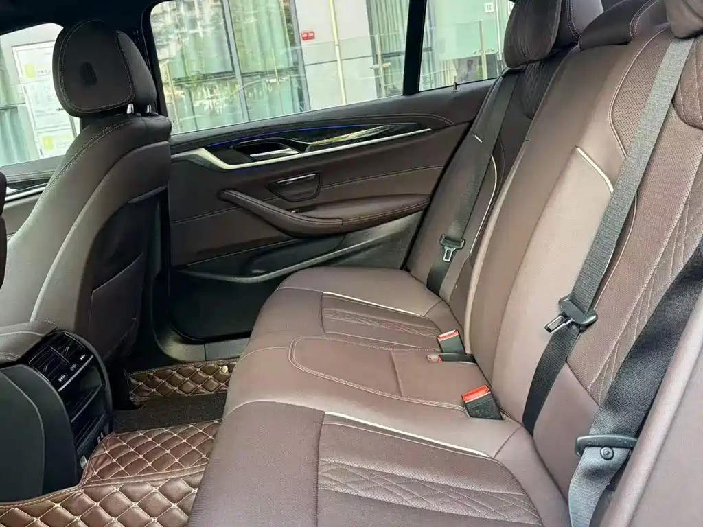 BMW 5 Series — миниатюра 6