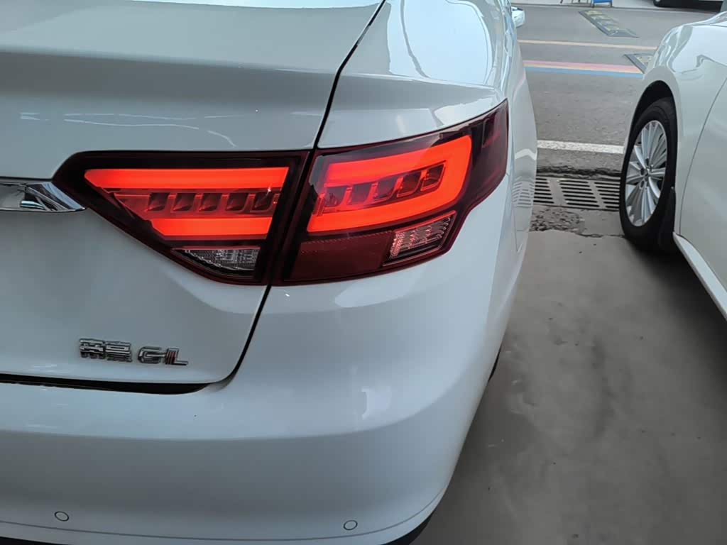 Nissan Sylphy 1.4 л 2021 г. Белый, пробег 42100 км