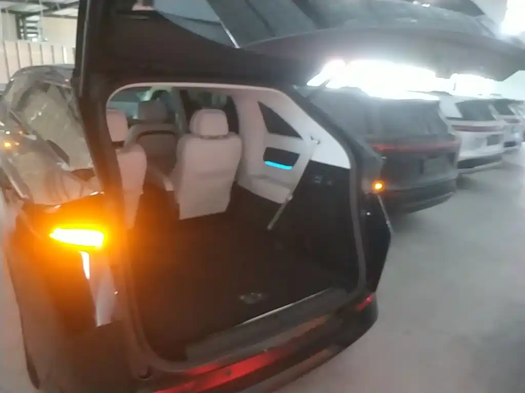 XPeng X9 — миниатюра 19
