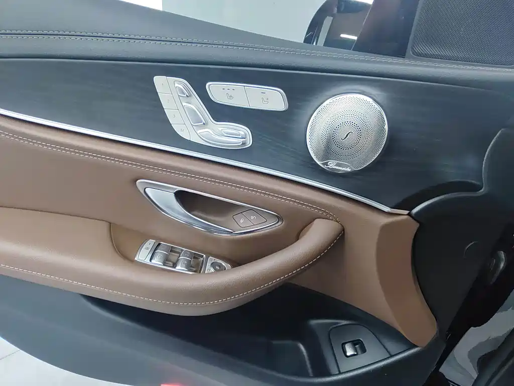 Mercedes-Benz E-Class — миниатюра 9