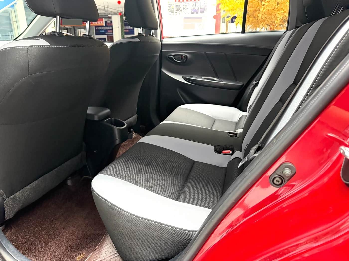 Toyota YARiS L Zhi Xuan 1.5 л 2022 г. желто-оранжевый, пробег 26000 км
