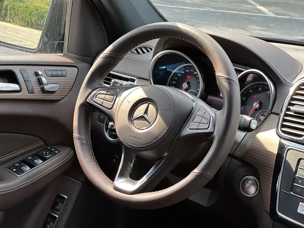 Mercedes-Benz GLS — миниатюра 9