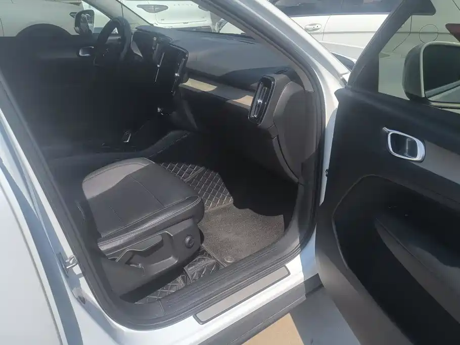 Volvo XC40 — миниатюра 8