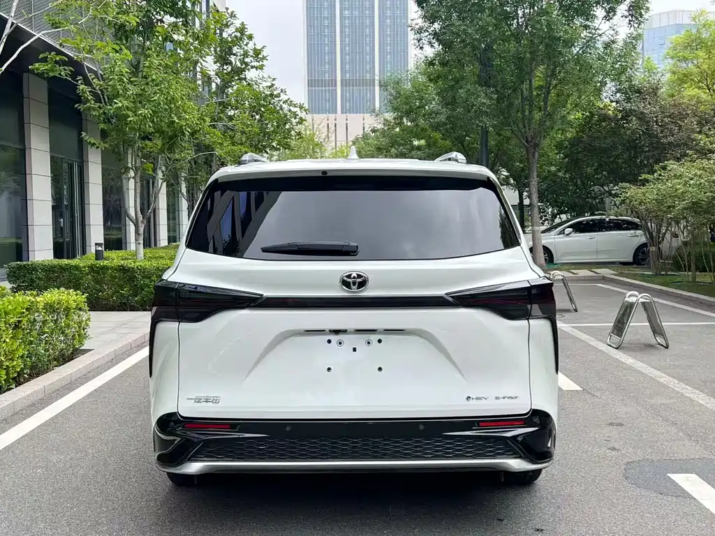 Toyota Granvia — миниатюра 6