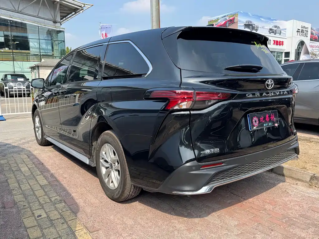 Toyota Granvia — миниатюра 5