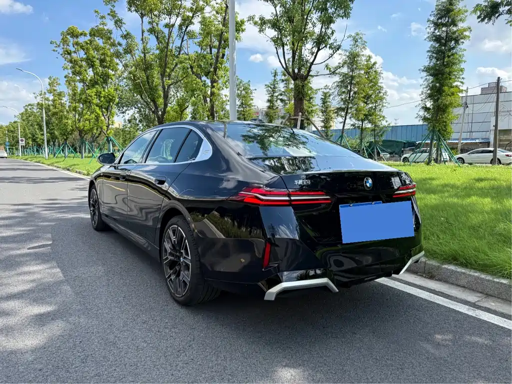 BMW 5 Series — миниатюра 4