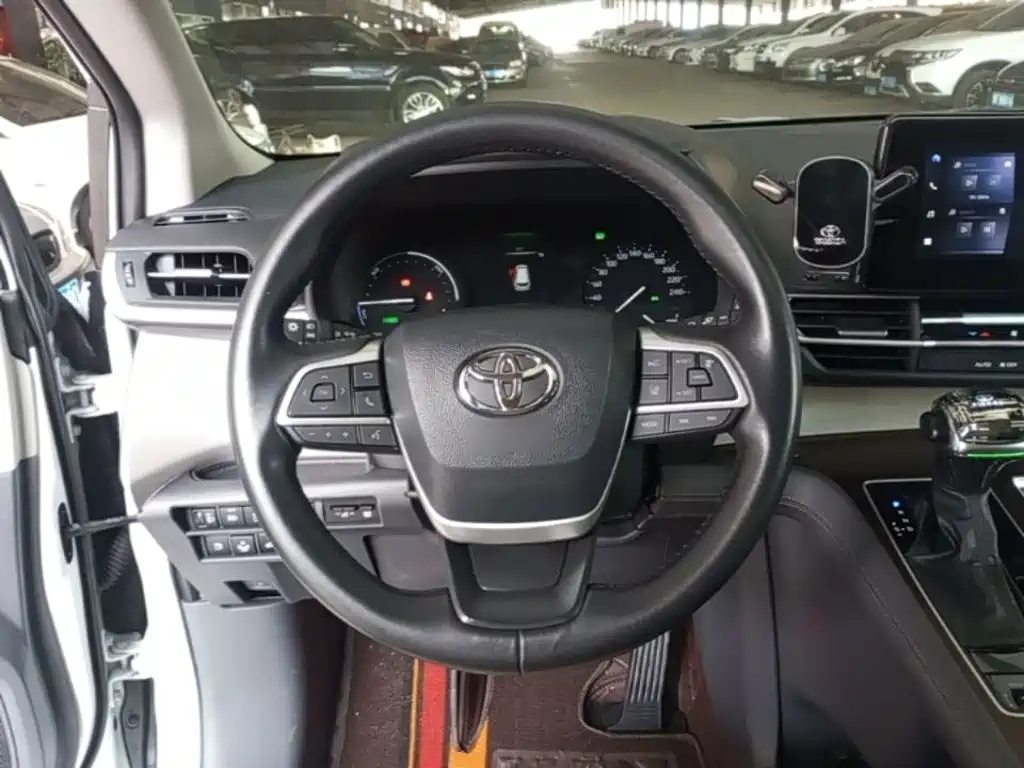 Toyota Sienna — миниатюра 11