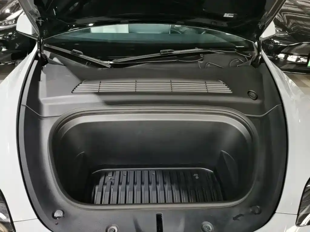 Tesla Model Y — миниатюра 20