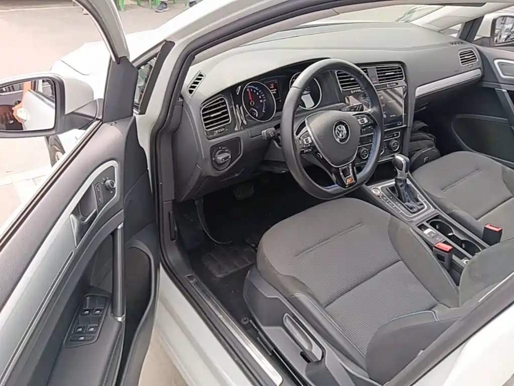 Volkswagen Golf EV — миниатюра 16