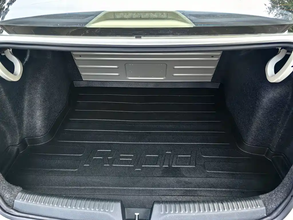 Skoda Rapid — миниатюра 18