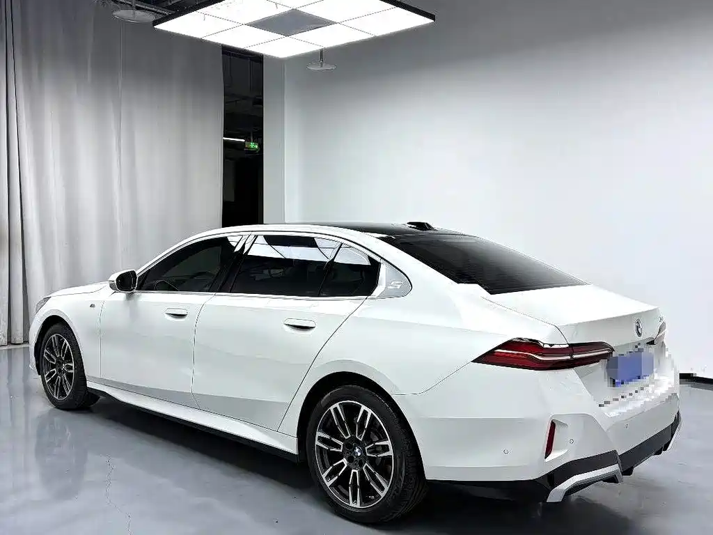 BMW 5 Series — миниатюра 7