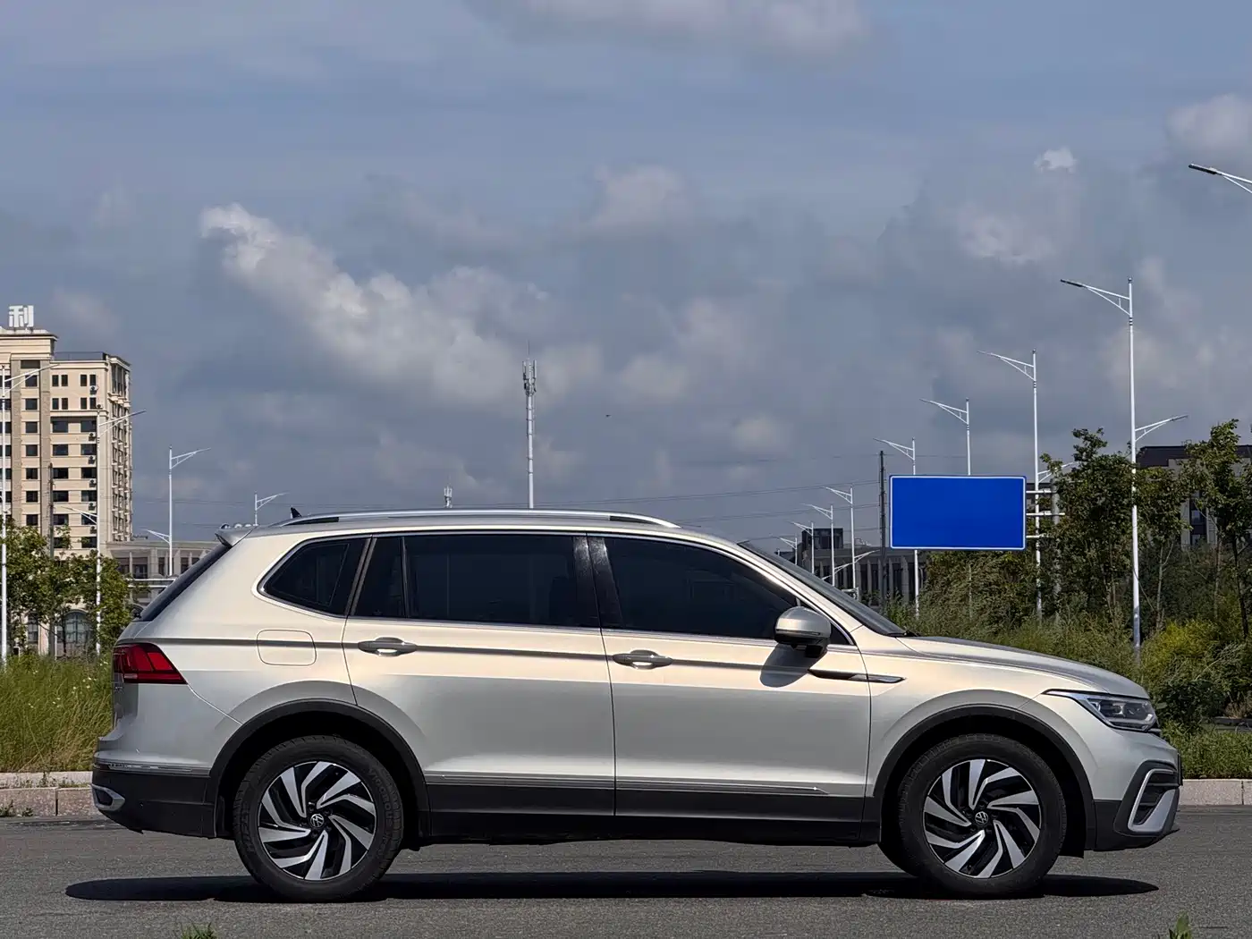 Volkswagen Tiguan L 2023 Champagne/brown из Китая, фото 4