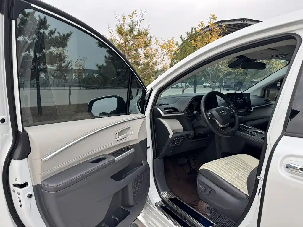 Toyota Sienna — миниатюра 4