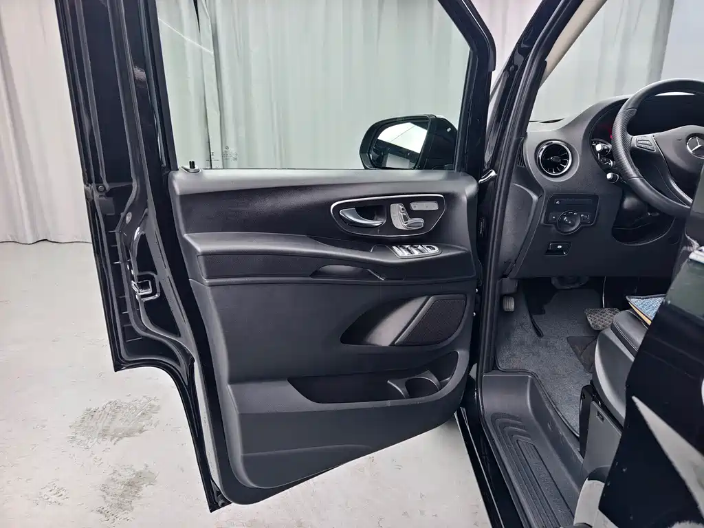 Mercedes-Benz Vito 2023 2.0T 7 мест