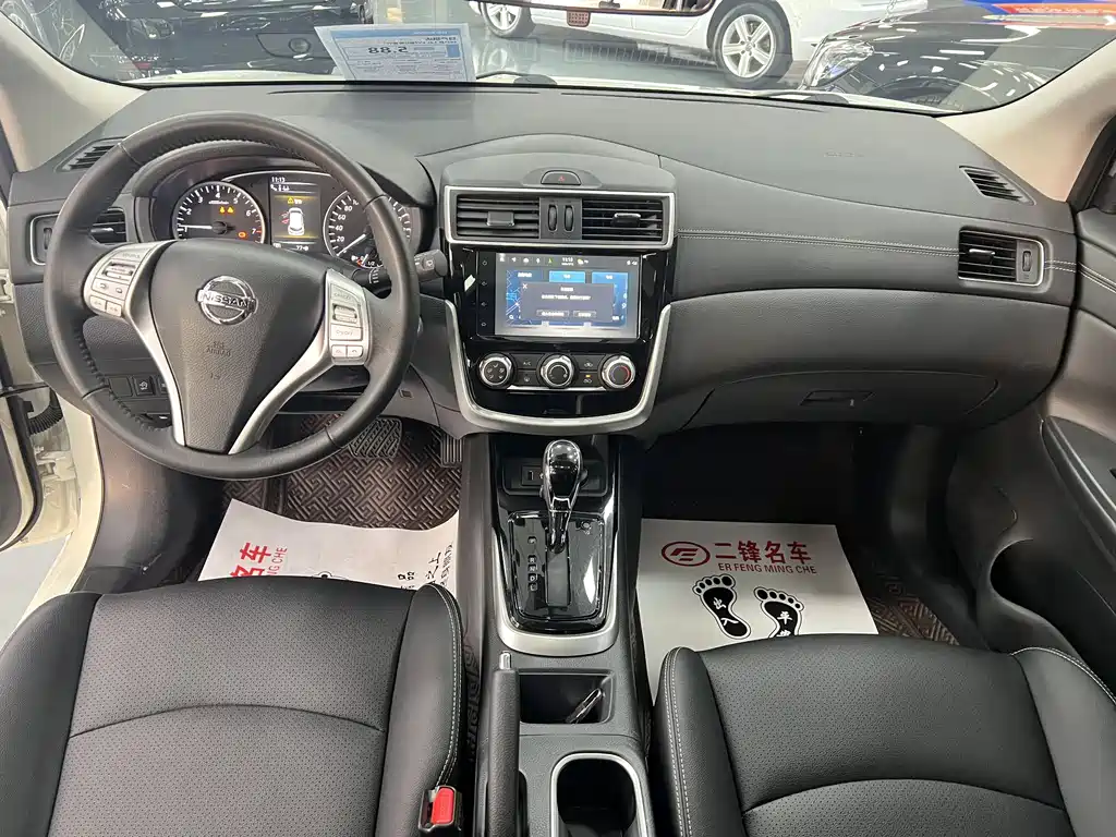 NISSAN TIIDA