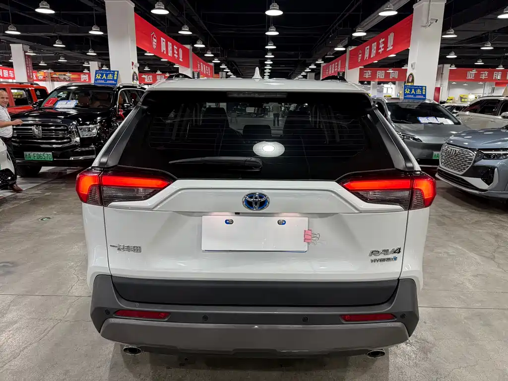 Toyota RAV4 — миниатюра 4