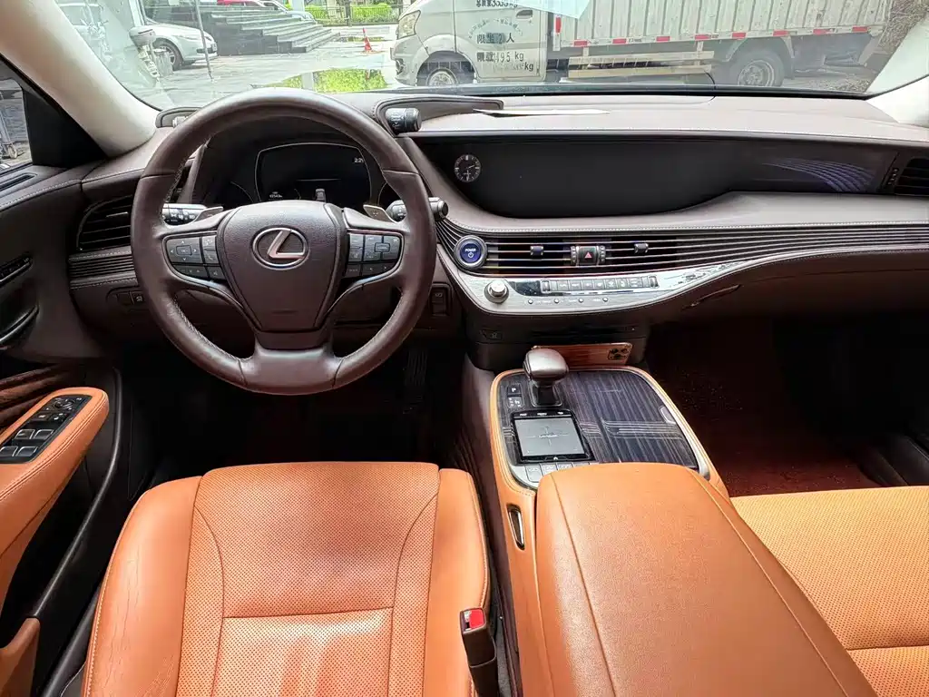 Lexus LS — миниатюра 6