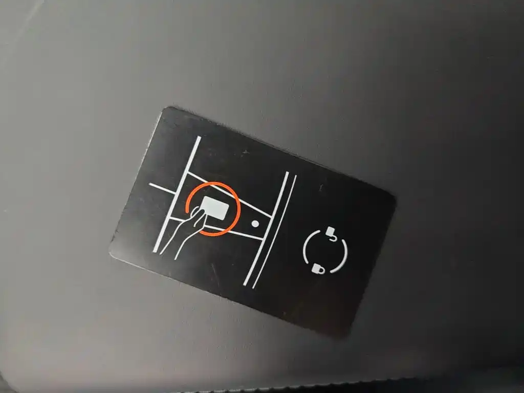 Tesla Model Y — миниатюра 9
