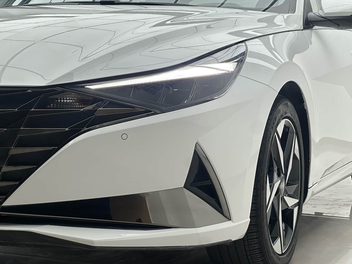 Hyundai Elantra 1.5 л 2023 г. Белый, пробег 4000 км