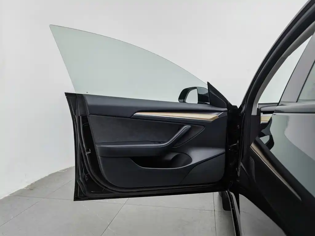Tesla Model 3 — миниатюра 8
