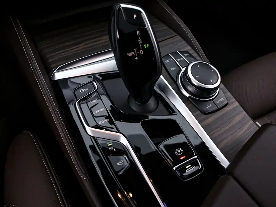 BMW 5 Series — миниатюра 10