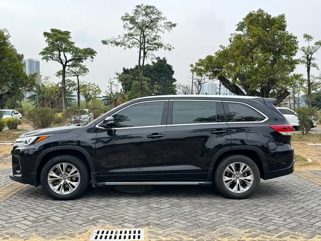 TOYOTA HIGHLANDER