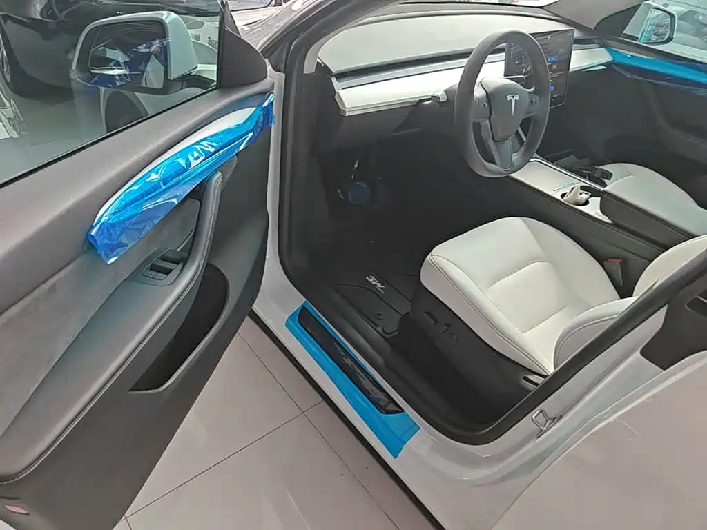 Tesla Model Y — миниатюра 16