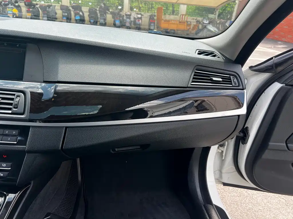 BMW 5 Series (Import) — миниатюра 26