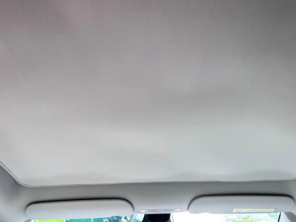 Tesla Model Y — миниатюра 21