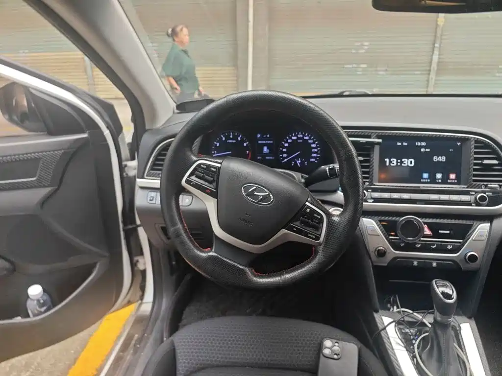 Hyundai Elantra — миниатюра 6