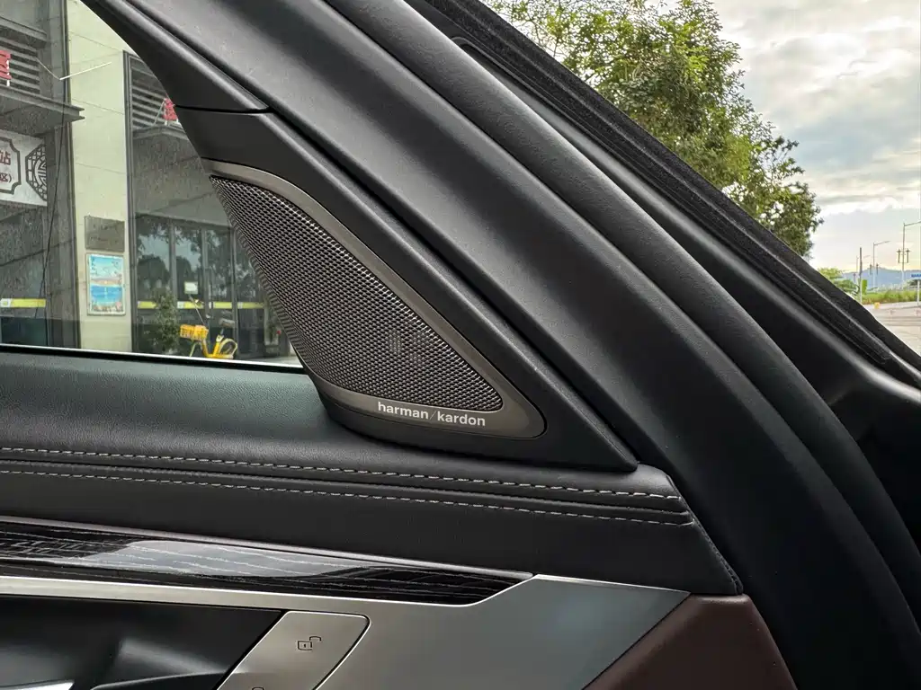 BMW 7 Series — миниатюра 7